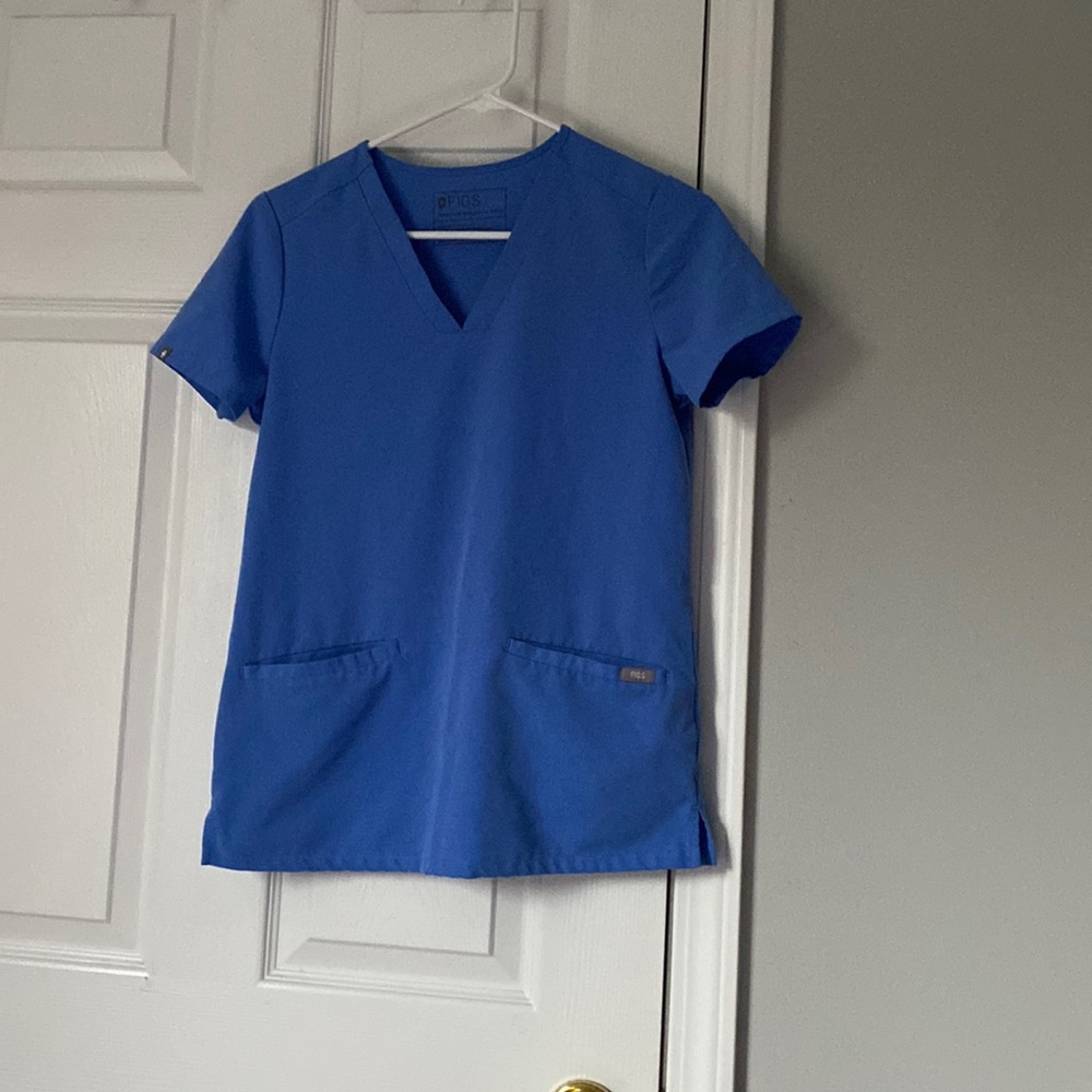 Figs scrub top